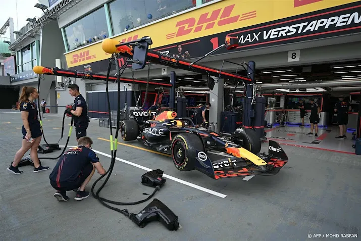 verstappen kent rommelige eerste training in singapore