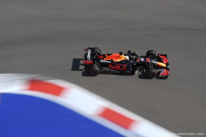 verstappen klokt derde tijd in eerste training gp rusland