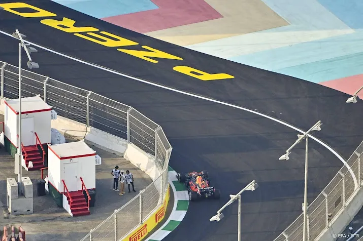verstappen komt in tweede training tot vierde tijd