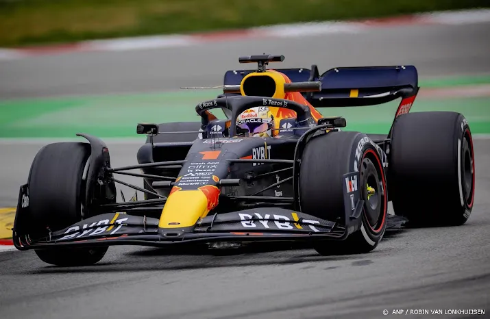 verstappen komt tot 59 rondes in rommelige ochtendsessie