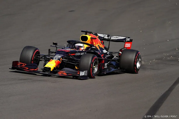 verstappen met nieuwe motor derde in eerste training