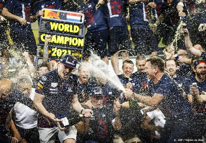 verstappen met oranje fakkels onthaald bij fabriek red bull