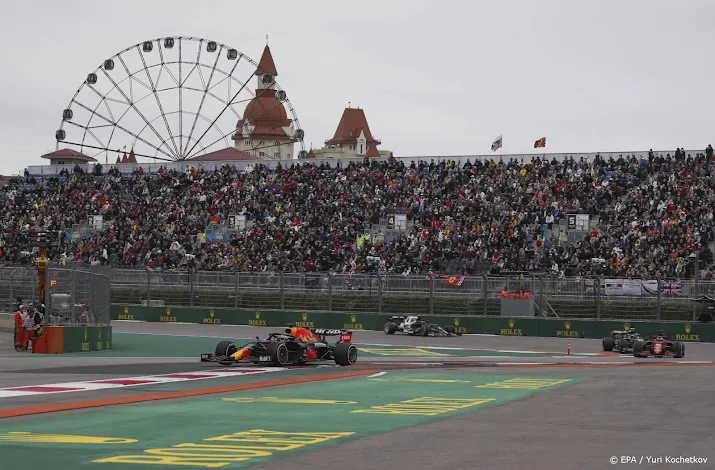 verstappen na inhaalrace tweede in sotsji 100e zege hamilton