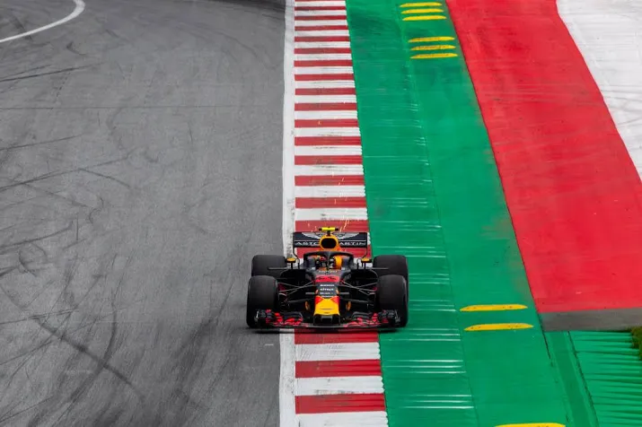 verstappen naar vijfde tijd in tweede training