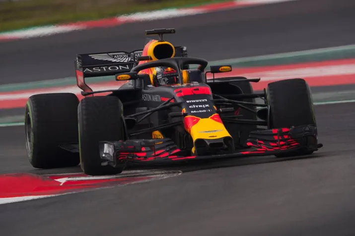 verstappen naast de baan op tweede testdag