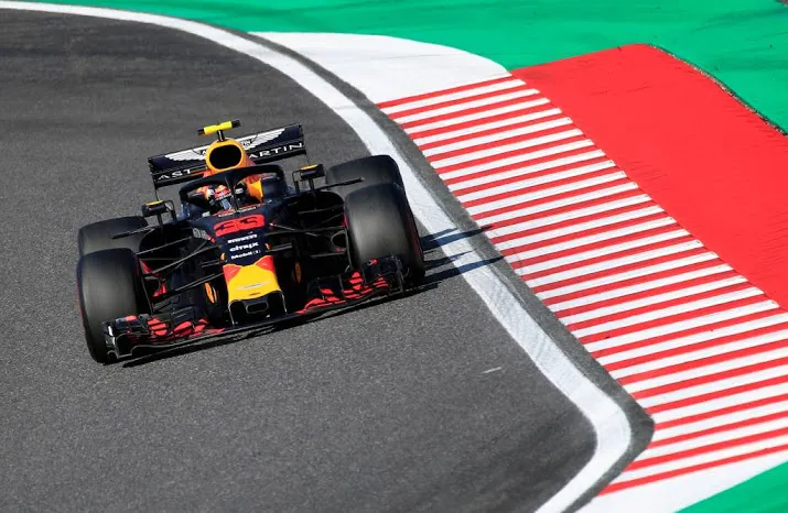 verstappen ondanks tijdstraf derde in japan