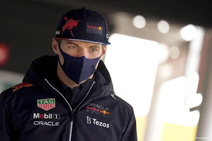 verstappen over weggestuurde wedstrijdleider voor de bus gegooid