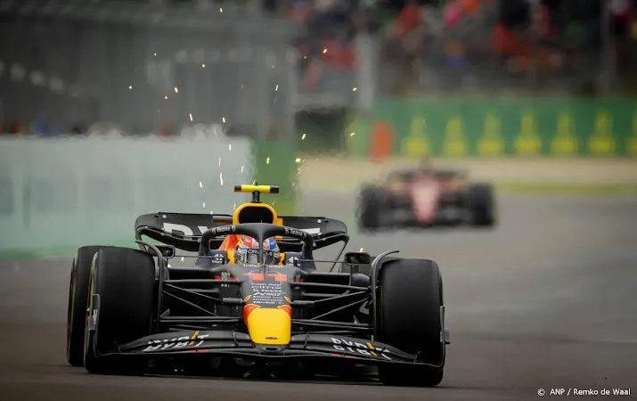 verstappen overklast leclerc en wint grote prijs op circuit imola
