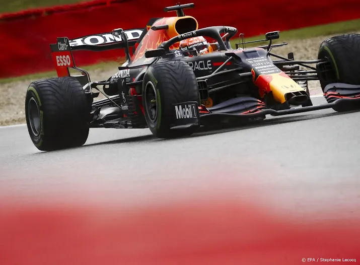 verstappen pakt pole voor gp belgie in natte kwalificatierace