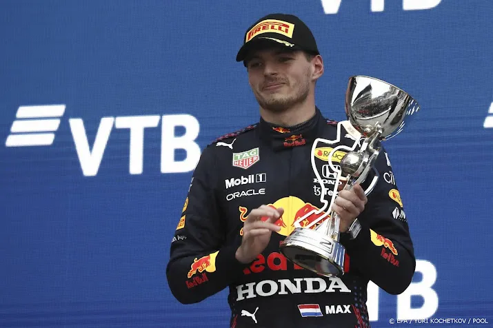 verstappen profiteert van regen tweede plaats niet verwacht