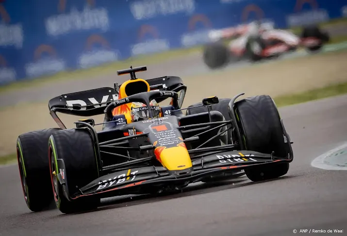 verstappen rijdt hamilton op een ronde achterstand in imola