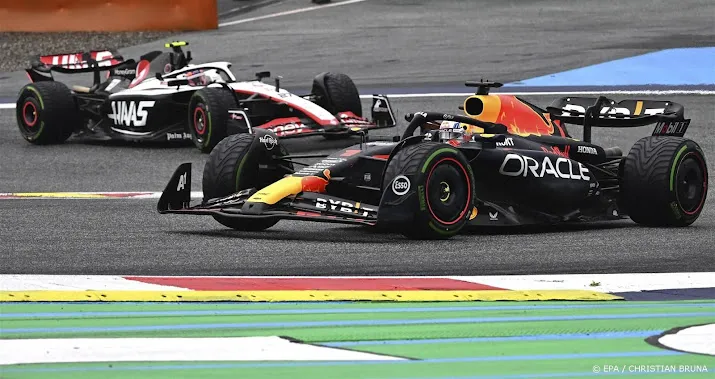 verstappen rijdt iedereen zoek in natte sprintrace oostenrijk