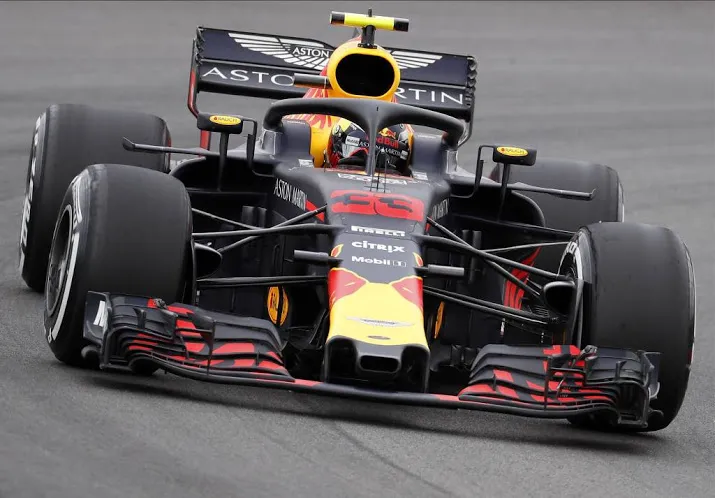 verstappen rijdt in spanje naar het podium