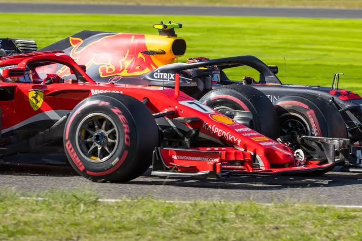 verstappen rijdt laatste rondjes in rb14