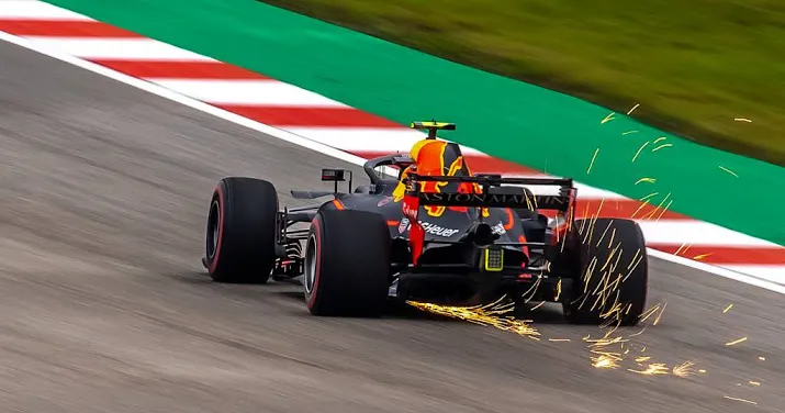 verstappen rijdt wiel kapot op kerbstones