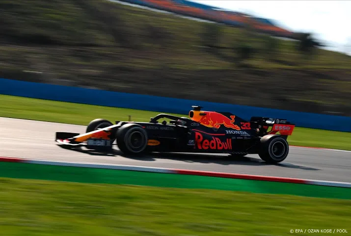 verstappen snelste in eerste training op glad circuit istanbul