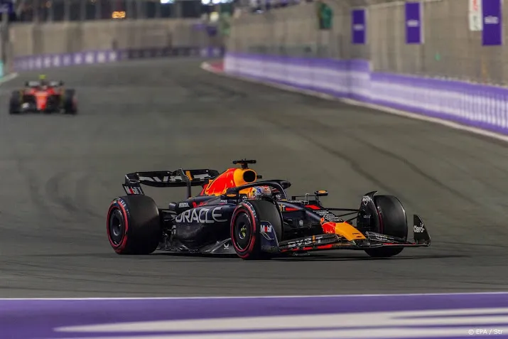 verstappen staat in saudi arabie voor een inhaalrace