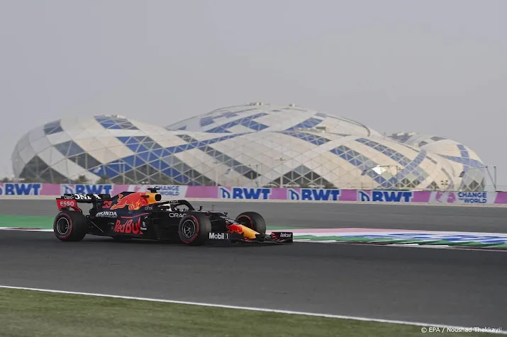 verstappen start vanaf tweede plek in qatar pole voor hamilton