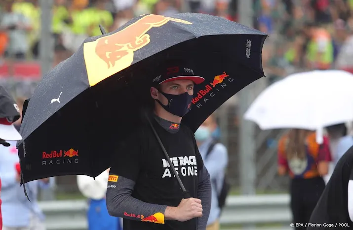 verstappen weer eraf gereden door een mercedes