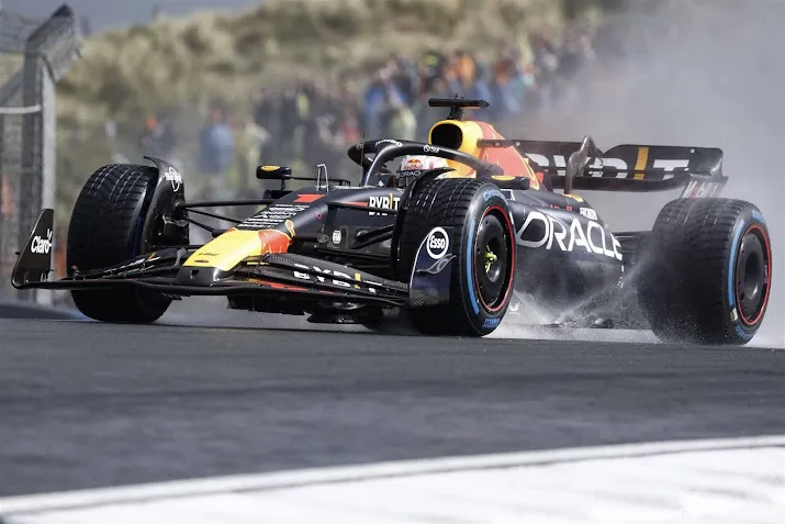 verstappen weer snelste in natte en rommelige training zandvoort