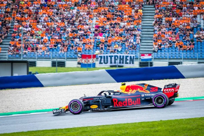 verstappen zegeviert in thuisrace red bull