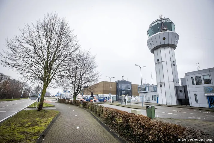 verstekeling aangetroffen in wielkast vliegtuig maastricht airport
