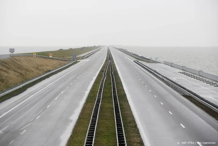 vertraging verkeer afsluitdijk door nieuwe werkzaamheden