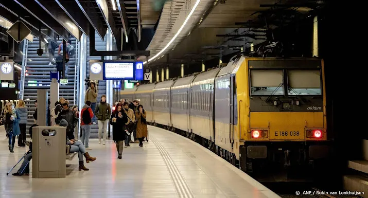 vervoerders trein tram en bus kunnen voorlopig blijven rijden