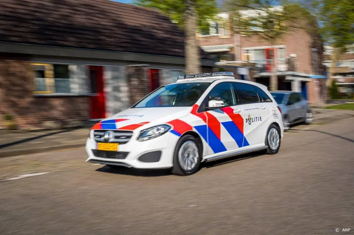 verwarde man blaast huis op twee gewonden