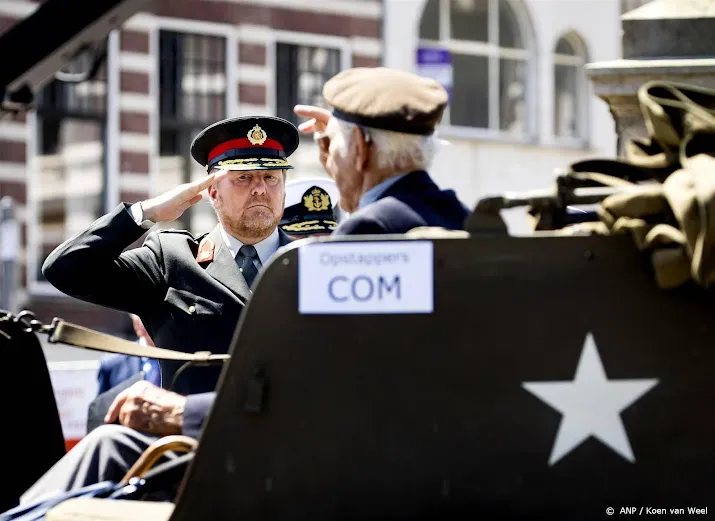 veteranen marcheren langs koning op veteranendag