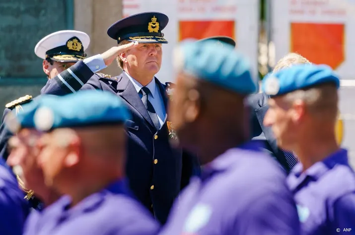veteranen marcheren voor de koning