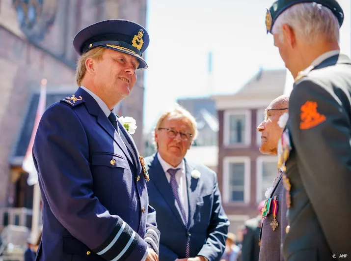 veteranen marcheren voor de koning