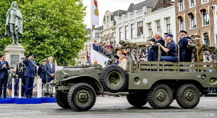 veteranen starten met defile door binnenstad den haag