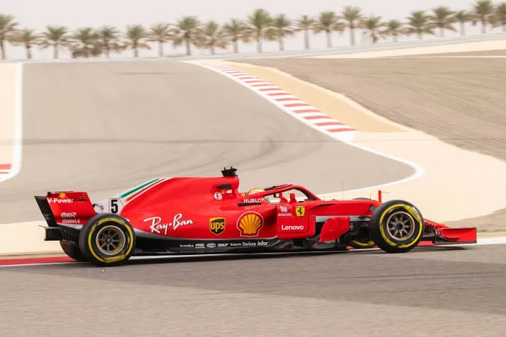 vettel pakt op valreep pole in bahrein