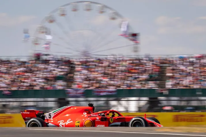 vettel wint hectische race op silverstone
