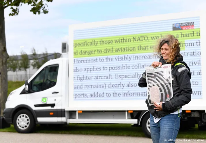videoscherm met alternatieve mh17 theorie voor rechtbank