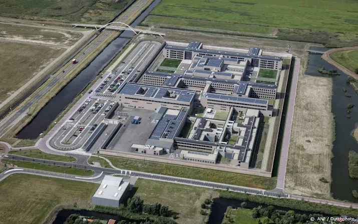 vier bewakers gevangenis westzaan geschorst