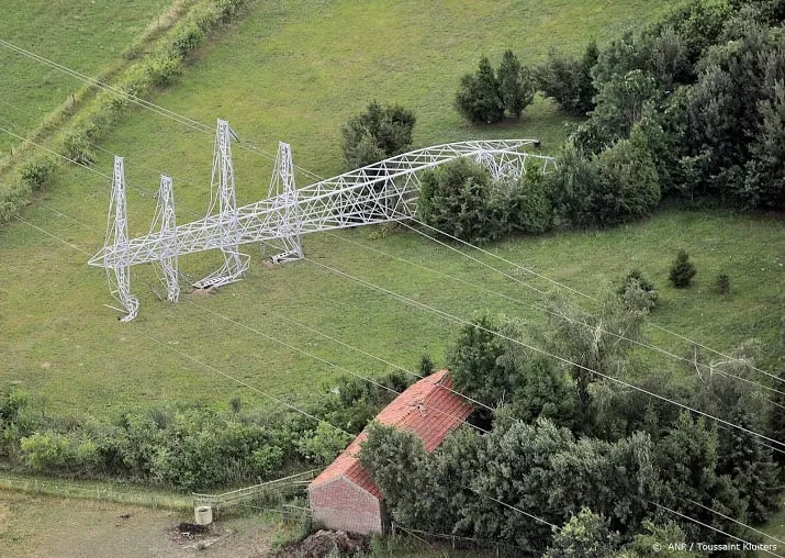 vier elektriciteitsmasten omgewaaid in gelderse oosterwolde