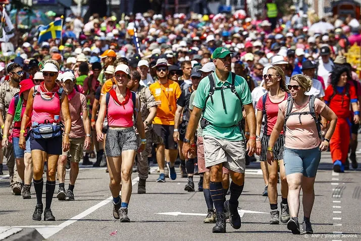 vierdaagse laat bezemwagen voor het wandellegioen uit rijden