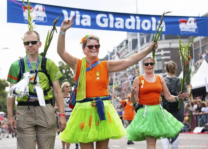 vierdaagselopers onderweg naar feestelijke intocht via gladiola
