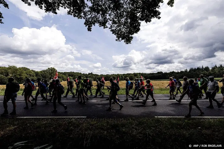 vierdaagselopers over pontonbrug over maas naar intocht nijmegen