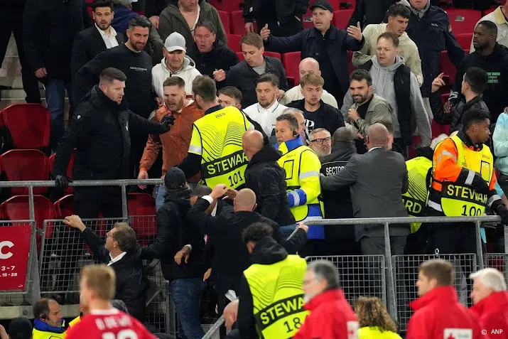 vijf az supporters blijven 14 dagen langer vastzitten