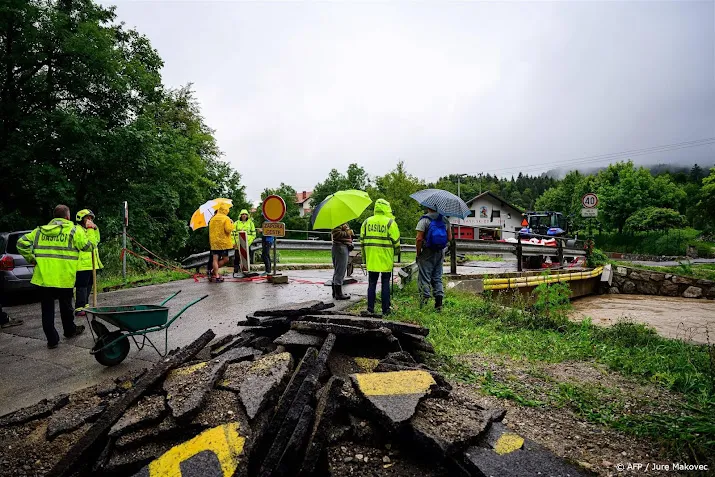 vijf nederlanders in slovenie als vermist opgegeven na noodweer