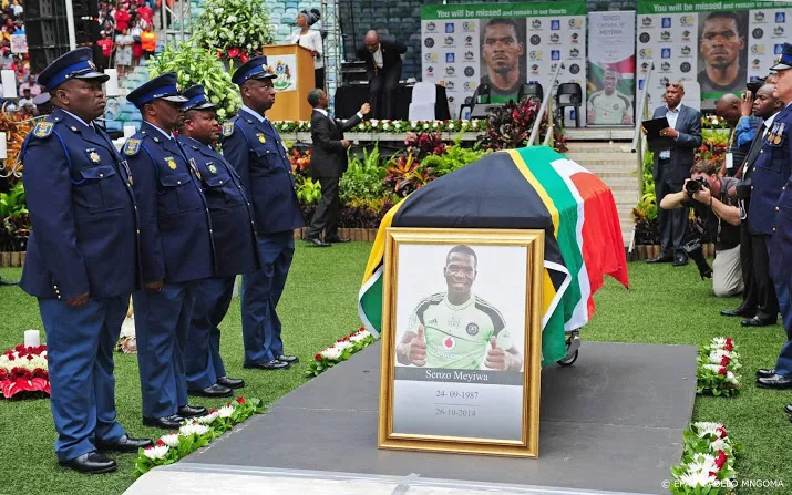 vijf verdachten aangeklaagd voor moord in 2014 op doelman meyiwa