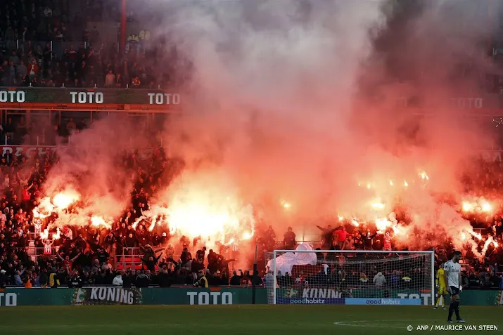 vijftien aanhoudingen rond wedstrijd psv tegen ajax