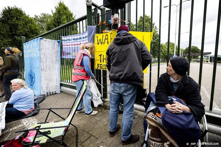 vijftien demonstranten opgepakt bij vliegbasis volkel