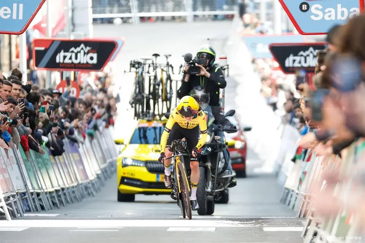 vingegaard en roglic gaan hard onderuit in ronde van baskenland