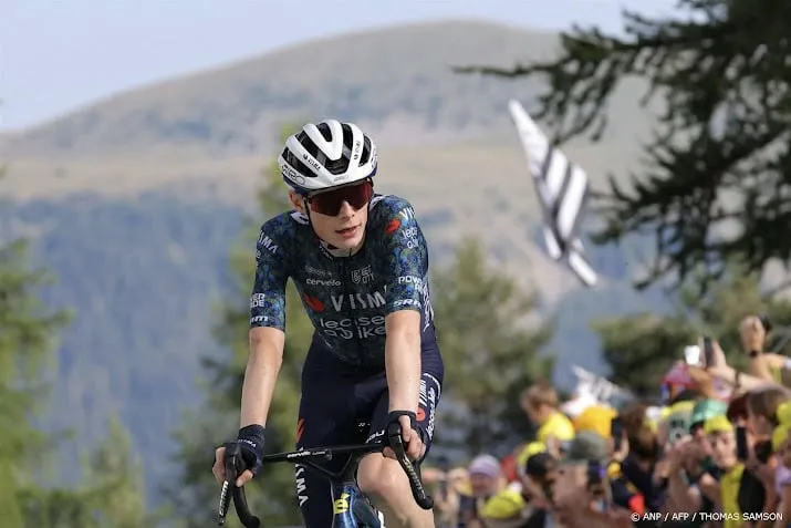 vingegaard hervindt zich en wint tijd op evenepoel in tour