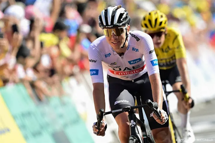 vingegaard houdt leiding op grand colombier ritzege kwiatkowski