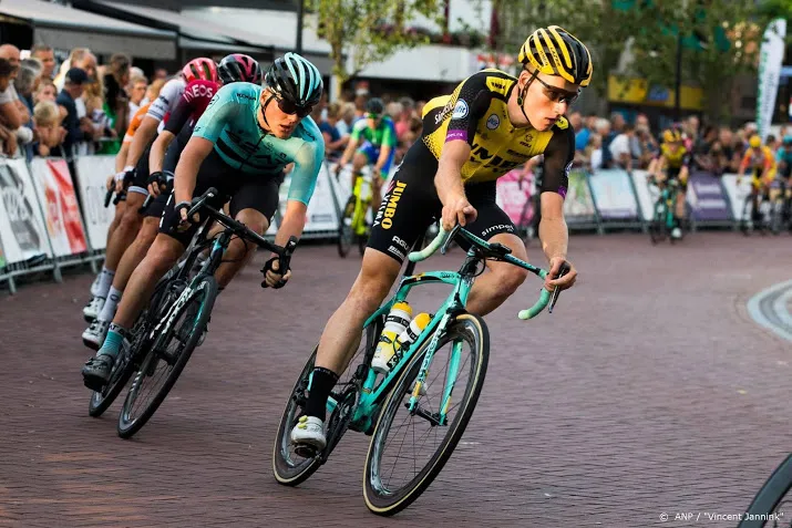 virtuele ronde houdt wielrenner teunissen van tuinieren af
